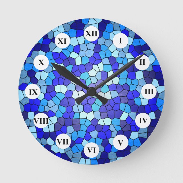 Shades of Blue Stached Glass von Shirley Taylor Runde Wanduhr (Vorderseite)