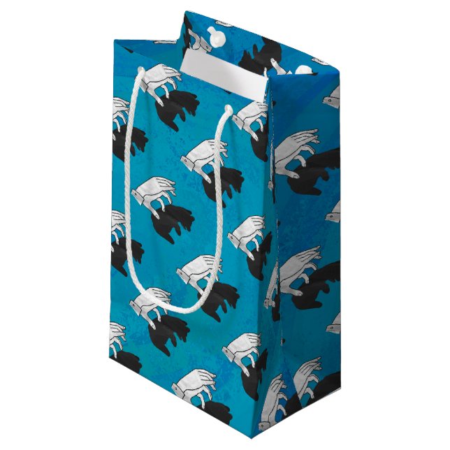 Shadow Bear Cub on Blue Kleine Geschenktüte (Vorderseite Schrägansicht)