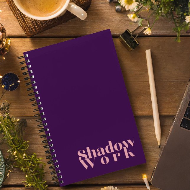 Shadow Work Midnight Lila Journal Notizbuch (This minimalist shadow work journal blends midnight purple with a burst of understated pink.)