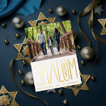 Shalom Hanukkah Holiday Foto Foil Card Folien Feiertagskarte<br><div class="desc">Echte Folie handgeschrieben "Shalom" mit Landschaft Foto oben. Die Farbe Weiß ist individuell einstellbar,  ebenso wie die Rückseite. Wählen Sie Ihre Folienfarbe: Gold,  Silber oder Rose Gold und Backerfarbe. Fügen Sie dem Rücken mehr Fotos hinzu oder schreiben Sie eine Nachricht.</div>