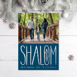 Shalom Hanukkah Holiday Foto Silver Foil Card Folien Feiertagskarte<br><div class="desc">Echte Folie handgeschrieben "Shalom" mit Landschaft Foto oben. Die Farbe Weiß ist individuell einstellbar,  ebenso wie die Rückseite. Wählen Sie Ihre Folienfarbe: Gold,  Silber oder Rose Gold und Backerfarbe. Fügen Sie dem Rücken mehr Fotos hinzu oder schreiben Sie eine Nachricht.</div>