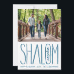 Shalom Lettering Hanukkah Foto Card Feiertagskarte<br><div class="desc">handgeschriebener "Shalom" mit gezeichnetem Olivenzweig,  bearbeitbarer Farbe und Skala; optionale Meldung auf der Rückseite oder zusätzliche Fotos</div>