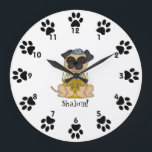 Shalom! - Niedlicher Mopshund mit Menorah Große Wanduhr<br><div class="desc">Dieses ist eine niedliche kleine Wanduhr für den Ihren Raum des Kindes und kennzeichnet einen süßen kleinen Cartoon Mopshund, der einen Yarmulke tragen, und ein menorah vor ihm. Um die Ränder nahe bei den Zahlen sind niedliche kleine Tatzendrucke! Unter dem Hund ist das Wort "Shalom!" Sie können den Text plus...</div>