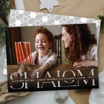 Shalom Peace Liebe Light Modern Hanukkah Foto Card Einladung<br><div class="desc">Eine moderne, minimalistische und einzigartige Urlaubskarte mit einem vollblutenden Foto mit einem schwarzen Farbverlauf, partielles transparentes Foto-Overlay. Ein großer hellgrau (kann in jede Farbe geändert werden) feierlicher Gruß 'SHALOM' in klassischer Serifentypografie ist oben gedruckt. Ein kleiner Leerraum durchläuft die Mitte dieses großen Textes entlang seiner gesamten Länge, gefüllt mit der...</div>