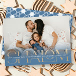 Shalom Peace Liebe Light Modern Hanukkah Foto Card Einladung<br><div class="desc">Eine moderne, minimalistische und einzigartige Urlaubskarte mit einem vollblutenden Foto mit einem blauen Farbverlauf und einem partiellen transparenten Foto-Overlay. Ein großes Imitat Goldfolie festlicher Gruß 'SHALOM' in klassischer Serifentypografie ist oben bedruckt. Ein kleiner Leerraum durchläuft die Mitte des großen Textes entlang seiner gesamten Länge, gefüllt mit der Nachricht "Friede, Liebe...</div>