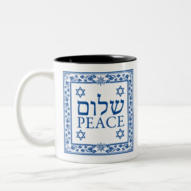 Shalom und Frieden auf Hebräisch und Englisch Zweifarbige Tasse (Links)