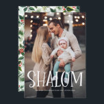 Shalom White Letters Overlay Foto Hanukkah Feiertagskarte<br><div class="desc">Happy Hanukka! Versenden Sie mit dieser Foto Ferienwohnung Ihre Wünsche und Grüße an Familie und Freunde. Es ist mit "Shalom"-Overlay,  Aquarellblättern und roten Beeren-Mustern ausgestattet. Personalisieren Sie diese durch Hinzufügen von Namen,  Nachrichten und Fotos. Dieses Design ist als flache Karte,  gefaltete Karte und Postkarte erhältlich.</div>