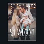 Shalom White Letters Overlay Foto Hanukkah Feiertagspostkarte<br><div class="desc">Happy Hanukka! Versenden Sie Urlaubswünsche und Grüße an Familie und Freunde mit dieser Foto-Urlaubspostkarte mit dem Overlay "Shalom". Personalisieren Sie diese durch Hinzufügen von Namen,  Nachrichten und Fotos. Dieses Design ist als flache Karte,  gefaltete Karte und Postkarte erhältlich.</div>