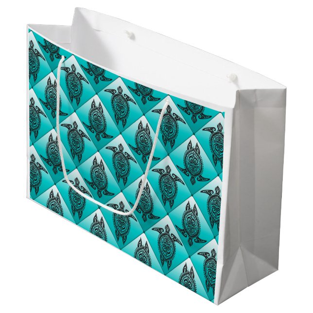 Shamanic Sea Turtles Pattern - cyan Große Geschenktüte (Vorderseite Schrägansicht)
