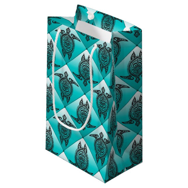Shamanic Sea Turtles Pattern - cyan Kleine Geschenktüte (Vorderseite Schrägansicht)