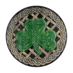 Shamrock noir sur la planche à découper des noeuds
