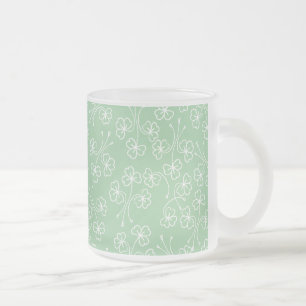 Shamrocks en blanc sur Mug en verre vert