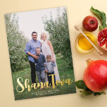 Shana Tova Rosh Hashanah Jewish Holiday Foto Foil Folien Feiertagskarte<br><div class="desc">Diese moderne Rosh Hashanah Ferienfotokarte bietet ein vollblütiges Foto mit dem Gruß "Shana Tova" und "Star of David" in Goldfolie. Auf der Rückseite befindet sich ein marineblau blauer Hintergrund. Stellen Sie dieses Design weiter ein, indem Sie ein anderes Foto und/oder Text auf der Rückseite hinzufügen! Die goldene Folie auf dieser...</div>