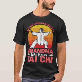 Shaolin Unterschätze niemals eine Oma, die Beschei T-Shirt