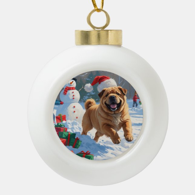 Shar Pei läuft im Schnee mit Weihnachtshut Keramik Kugel-Ornament (Vorderseite)