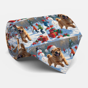 Shar Pei läuft im Schnee mit Weihnachtsmütze Krawatte