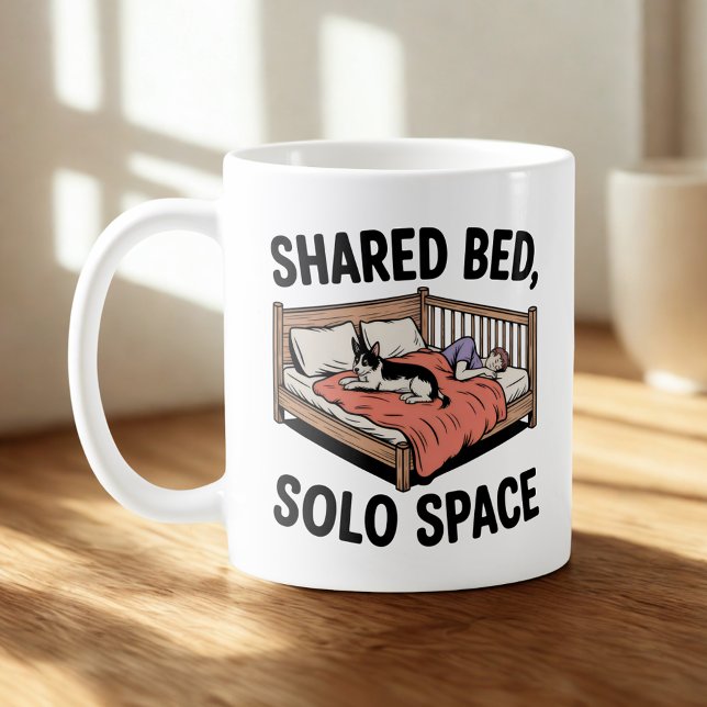 Shared Bed, Solo Space | Dog & Cat Humor Kaffeetasse (Von Creator hochgeladen)