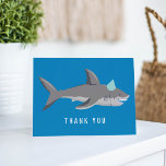 Shark Blue Cool Kid Birthday Party Danke Karte<br><div class="desc">Dieser lustige Kindergeburtstag Dankeschön-Karte zeigt eine Haiillustrierung mit einem fett blauen Hintergrund und lässigen,  Not leidenden Schriftart. Es ist eine großartige Wahl für eine Geburtstagsfeier von Jungen. Sehen Sie sich die Sammlung für die Koordination von Artikeln!</div>