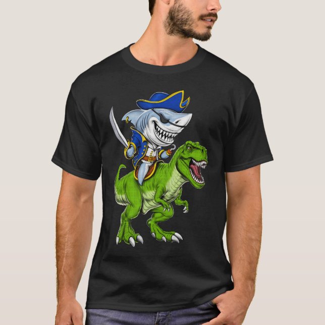 Shark Pirate Riding T-Rex Dinosaur T-Shirt (Vorderseite)