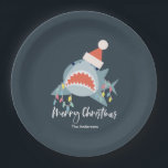 Shark Santa Claus Blue Christmas Holiday Pappteller<br><div class="desc">Diese niedliche Weihnachtsfeiertagsplatte mit marineblau-blauem Hintergrund mit Haimustern mit Weihnachtsmannmütze und Weihnachtsbeleuchtung. Ändern Sie die Hintergrundfarben und personalisieren Sie sie für Ihre Bedürfnisse. In meinem Geschäft finden Sie passende Produkte.</div>