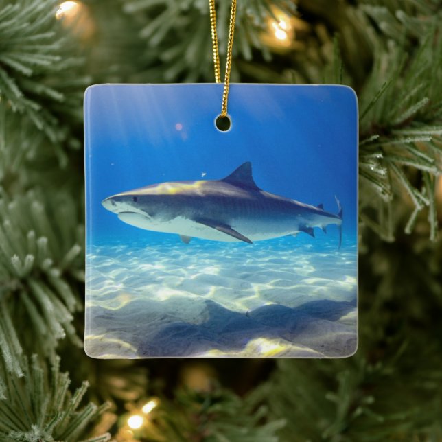 Shark Swimming Blue Ocean Water Keramikornament (Baum)