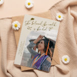 She Believed Cream Graduate Curved Photo Ankündigung<br><div class="desc">Modern and whimsical graduation announcement photo card featuring a curved photo on the front and 1 on the back. The text says "She believed she could,  so she did" with hand drawn stars and a graduation cap. Add the graduate's name,  information,  and message to personalize this card. Cream background.</div>