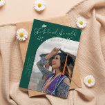 She Believed Green Graduate Curved Photo Ankündigung<br><div class="desc">Modern and whimsical graduation announcement photo card featuring a curved photo on the front and 1 on the back. The text says "She believed she could,  so she did" with hand drawn stars and a graduation cap. Add the graduate's name,  information,  and message to personalize this card. Green background.</div>