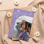 She Believed Lilac Graduate Curved Photo Ankündigung<br><div class="desc">Modern and whimsical graduation announcement photo card featuring a curved photo on the front and 1 on the back. The text says "She believed she could,  so she did" with hand drawn stars and a graduation cap. Add the graduate's name,  information,  and message to personalize this card. Lilac background.</div>