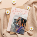 She Believed Peach Graduate Curved Photo Ankündigung<br><div class="desc">Modern and whimsical graduation announcement photo card featuring a curved photo on the front and 1 on the back. The text says "She believed she could,  so she did" with hand drawn stars and a graduation cap. Add the graduate's name,  information,  and message to personalize this card. Peach background.</div>