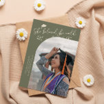 She Believed Sage Green Graduate Curved Photo Ankündigung<br><div class="desc">Modern and whimsical graduation announcement photo card featuring a curved photo on the front and 1 on the back. The text says "She believed she could, so she did" with hand drawn stars and a graduation cap. Add the graduate's name, information, and message to personalize this card. Sage green background....</div>