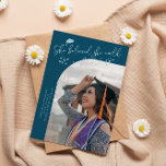 She Believed Teal Graduate Curved Photo Ankündigung<br><div class="desc">Modern and whimsical graduation announcement photo card featuring a curved photo on the front and 1 on the back. The text says "She believed she could,  so she did" with hand drawn stars and a graduation cap. Add the graduate's name,  information,  and message to personalize this card. Teal background.</div>