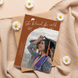She Believed Terracotta Graduate Curved Photo Ankündigung<br><div class="desc">Modern and whimsical graduation announcement photo card featuring a curved photo on the front and 1 on the back. The text says "She believed she could,  so she did" with hand drawn stars and a graduation cap. Add the graduate's name,  information,  and message to personalize this card. Terracotta background.</div>