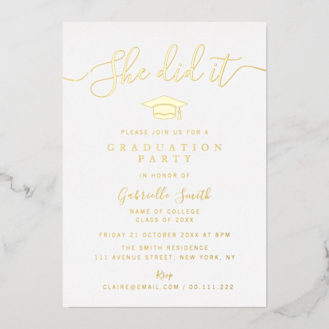 SHE DID IT! Gold Script Graduation Party Folieneinladung (Vorderseite)
