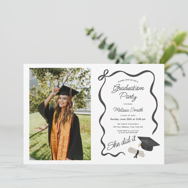 She Did It Graduation Party Photo Einladung (Stehend Vorderseite)