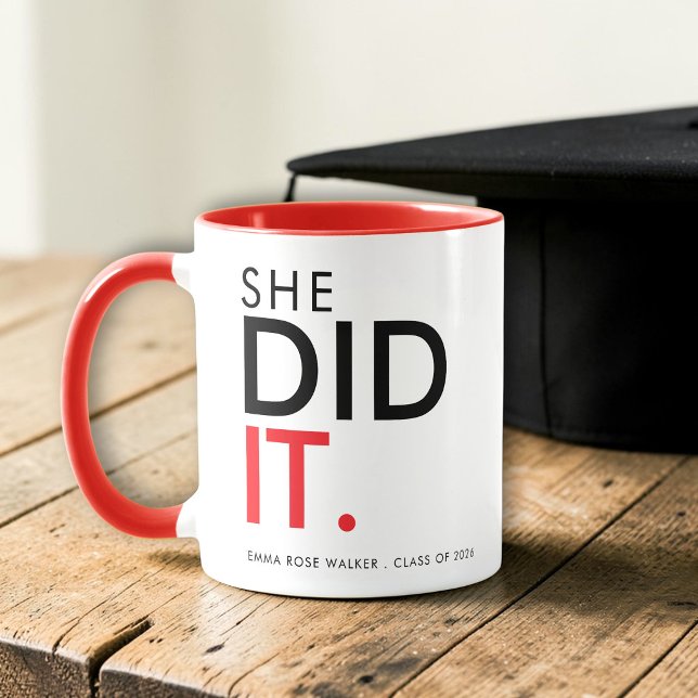 She Did It Red Graduation Statement Mug (Créateur téléchargé)