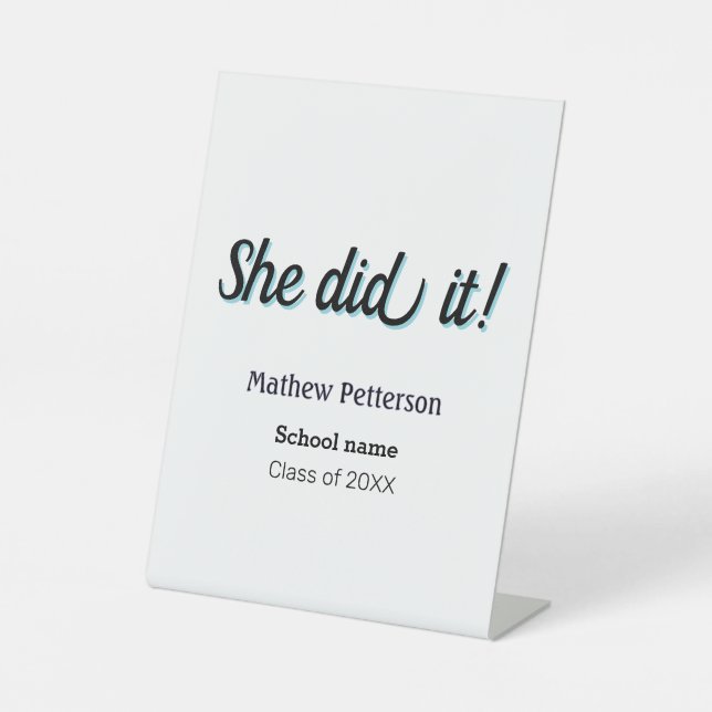 She did it simple black classy modern graduation sockelschild (Vorderseite)