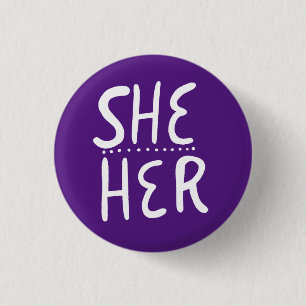 SHE/HER Pronouns Lila Weißhandschrift Minimal Button