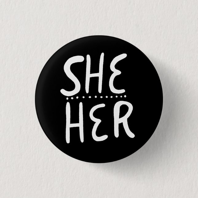 SHE/HER Pronouns Schwarz-weiße Handschrift Minimal Button (Vorderseite)