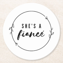 She’s a Fiancé Elegant Engagement Bride to Be Gift Runder Pappuntersetzer
