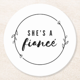 She’s a Fiancé Elegant Engagement Bride to Be Gift Runder Pappuntersetzer