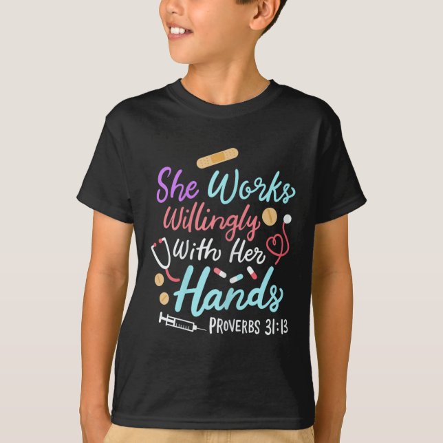 She Works Willingly With Her Hands Proverbs 31 13  T-Shirt (Vorderseite)