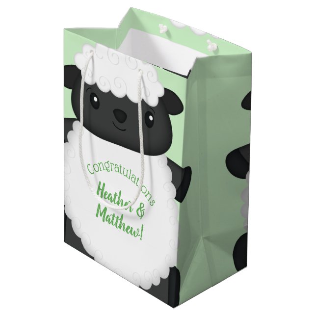 Sheep Baby Showfarm Mittlere Geschenktüte (Rückseite Schrägansicht)