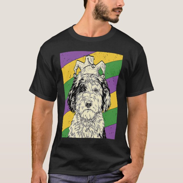 Sheepadoodle Jester Mardi Gras Doodle Dog Mama ode T-Shirt (Vorderseite)