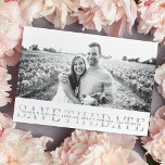 Sheer Stripe | Save the Date Fotokarte<br><div class="desc">Laden Sie Freunde und Familie ein, mit diesen hübschen und modernen Fotokarten für Ihre Hochzeit Save the Date. Einfaches, sauberes Design mit einem weißen Band am Ende Ihres Fotos, das die Worte "Save the Date" in Grau mit Ihren Namen trägt, Hochzeitstermin und Standort überlagert. Die Karten werden zu einem subtilen,...</div>