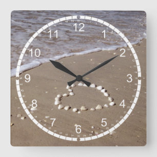 Shell Heart on Sand Beach Quadratische Wanduhr