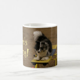 Sheltie, das an einer Agility-Schaukel hängt Kaffeetasse