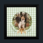 Sheltie Foto Personalisiert Keepake Erinnerungskiste<br><div class="desc">In dieser Sake-Box befindet sich ein Sheltie Laurel in einem Lorbeerverzweiger Kranz auf grünem Gingham Hintergrund. Die Farben sind braun,  braun,  braun,  olivgrün und Senfgelb. Sie können mit dem Namen und dem Jahr Ihres Haustieres personalisieren. Benutzen Sie diese Sake-Box,  um alle Ihre Impulse zu halten.</div>