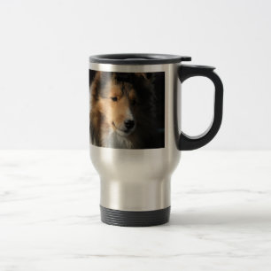 Sheltie Kopfuntersuchung über eine Reise-Tasse Reisebecher