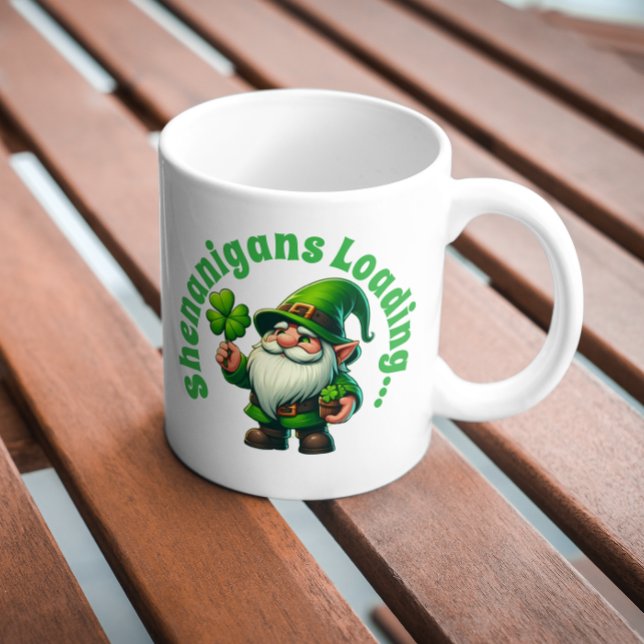 Shenanigans Loading Funny St. Patrick's Gnome Kaffeetasse (Von Creator hochgeladen)