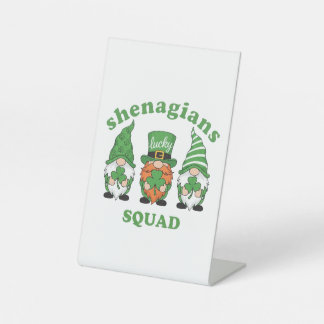 Shenanigans Squad St. Patrick's Day Tiered Tray Gn Sockelschild